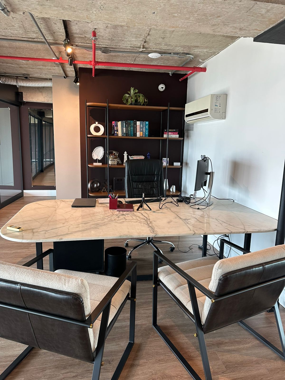 Sala executiva com mesa de mármore